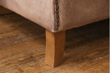 ヨーロッパビンテージ　クラシカルな雰囲気を醸し出すチェスターフィールド本革2人掛けソファ(レザー、二人掛けソファ、ヴィンテージ)(R-054844)