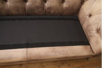 ヨーロッパビンテージ　クラシカルな雰囲気を醸し出すチェスターフィールド本革2人掛けソファ(レザー、二人掛けソファ、ヴィンテージ)(R-054844)