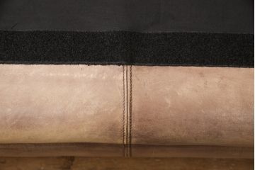 ヨーロッパビンテージ　クラシカルな雰囲気を醸し出すチェスターフィールド本革2人掛けソファ(レザー、二人掛けソファ、ヴィンテージ)(R-054844)