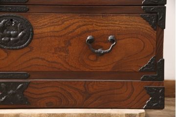 中古　美品　岩谷堂箪笥　迫力ある木目と深みのある色合いが目を引く箪笥ワードローブ(洋服タンス、収納棚)(R-054847)