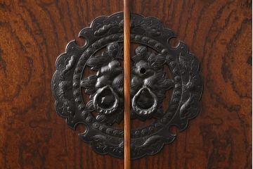 中古　美品　岩谷堂箪笥　迫力ある木目と深みのある色合いが目を引く箪笥ワードローブ(洋服タンス、収納棚)(R-054848)