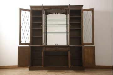 中古　美品　カリモク家具　クラシカルな佇まいが魅力的なキャビネット(キュリオケース、飾り棚、食器棚、収納棚)(R-054849)