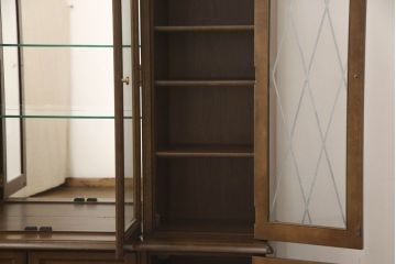 中古　美品　カリモク家具　クラシカルな佇まいが魅力的なキャビネット(キュリオケース、飾り棚、食器棚、収納棚)(R-054849)