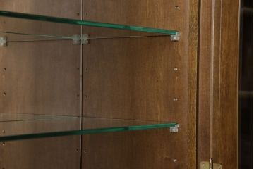 中古　美品　カリモク家具　クラシカルな佇まいが魅力的なキャビネット(キュリオケース、飾り棚、食器棚、収納棚)(R-054849)