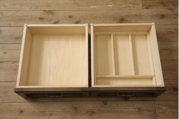 中古　美品　カリモク家具　クラシカルな佇まいが魅力的なキャビネット(キュリオケース、飾り棚、食器棚、収納棚)(R-054849)