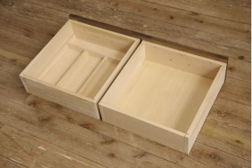 中古　美品　カリモク家具　クラシカルな佇まいが魅力的なキャビネット(キュリオケース、飾り棚、食器棚、収納棚)(R-054849)