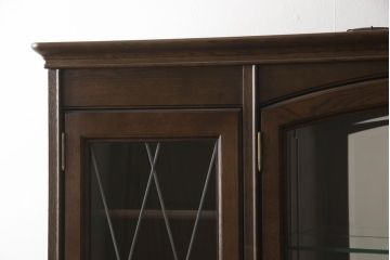 中古　美品　カリモク家具　クラシカルな佇まいが魅力的なキャビネット(キュリオケース、飾り棚、食器棚、収納棚)(R-054849)