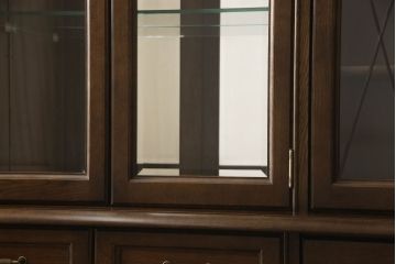 中古　美品　カリモク家具　クラシカルな佇まいが魅力的なキャビネット(キュリオケース、飾り棚、食器棚、収納棚)(R-054849)