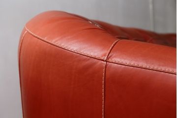 中古　美品　高級スペイン家具　GAMINTER　高級感ある佇まいが目を引く本革2.5人掛けソファ(レザーソファ、二人掛けソファ)(R-054908)