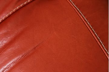 中古　美品　高級スペイン家具　GAMINTER　高級感ある佇まいが目を引く本革2.5人掛けソファ(レザーソファ、二人掛けソファ)(R-054908)