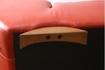 中古　美品　高級スペイン家具　GAMINTER　高級感ある佇まいが目を引く本革2.5人掛けソファ(レザーソファ、二人掛けソファ)(R-054908)