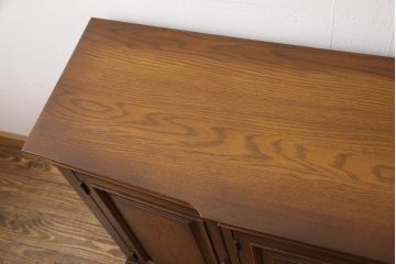中古　美品　IDC大塚家具取り扱い　ブルックス　シックな佇まいが魅力的なサイドボード(定価約30万円)(リビングボード、戸棚、収納棚)(R-054914)
