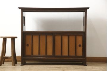 中古　松本民芸家具　上質な和の空間づくりに取り入れたい221型杉柾張茶タンス(定価約28万円)(茶棚、茶箪笥、飾り棚、収納棚)(R-054942)