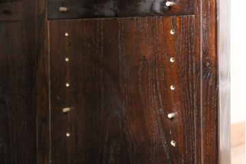中古　美品　高級品　総栗ムク材　国産手造り　和の趣溢れる佇まいが目を引く水屋箪笥・上段(食器棚、キャビネット、戸棚、収納棚)(R-054945)