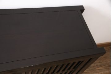 中古　美品　高級品　総栗ムク材　国産手造り　和の趣溢れる佇まいが目を引く水屋箪笥・上段(食器棚、キャビネット、戸棚、収納棚)(R-054945)