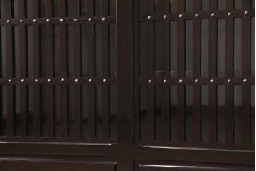 中古　美品　高級品　総栗ムク材　国産手造り　和の趣溢れる佇まいが目を引く水屋箪笥・上段(食器棚、キャビネット、戸棚、収納棚)(R-054945)