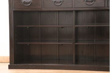 中古　美品　高級品　総栗ムク材　国産手造り　和の趣溢れる佇まいが目を引く水屋箪笥・下段(食器棚、キャビネット、戸棚、収納棚)(R-054946)