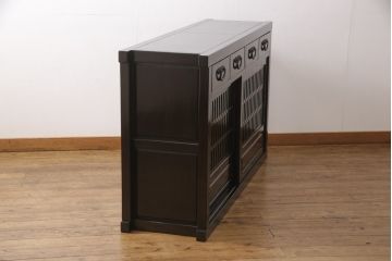 中古　美品　高級品　総栗ムク材　国産手造り　和の趣溢れる佇まいが目を引く水屋箪笥・下段(食器棚、キャビネット、戸棚、収納棚)(R-054946)
