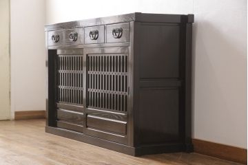 中古　美品　高級品　総栗ムク材　国産手造り　和の趣溢れる佇まいが目を引く水屋箪笥・下段(食器棚、キャビネット、戸棚、収納棚)(R-054946)