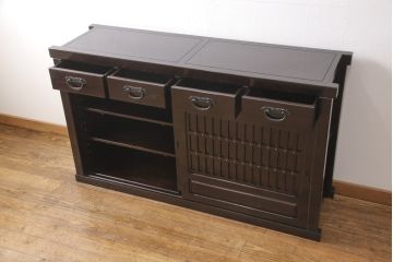 中古　美品　高級品　総栗ムク材　国産手造り　和の趣溢れる佇まいが目を引く水屋箪笥・下段(食器棚、キャビネット、戸棚、収納棚)(R-054946)