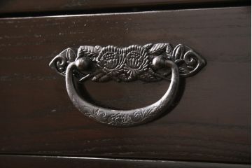 中古　美品　高級品　総栗ムク材　国産手造り　和の趣溢れる佇まいが目を引く水屋箪笥・下段(食器棚、キャビネット、戸棚、収納棚)(R-054946)