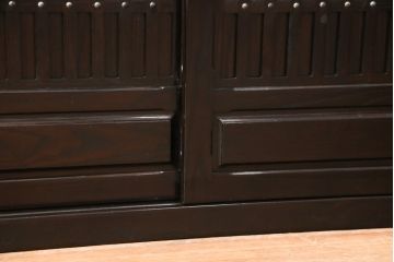 中古　美品　高級品　総栗ムク材　国産手造り　和の趣溢れる佇まいが目を引く水屋箪笥・下段(食器棚、キャビネット、戸棚、収納棚)(R-054946)