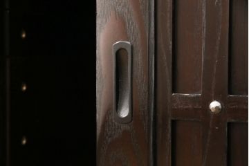 中古　美品　高級品　総栗ムク材　国産手造り　和の趣溢れる佇まいが目を引く水屋箪笥・下段(食器棚、キャビネット、戸棚、収納棚)(R-054946)
