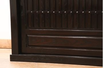 中古　美品　高級品　総栗ムク材　国産手造り　和の趣溢れる佇まいが目を引く水屋箪笥・下段(食器棚、キャビネット、戸棚、収納棚)(R-054946)