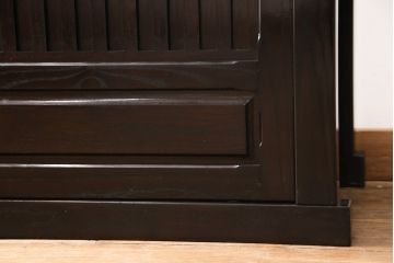 中古　美品　高級品　総栗ムク材　国産手造り　和の趣溢れる佇まいが目を引く水屋箪笥・下段(食器棚、キャビネット、戸棚、収納棚)(R-054946)