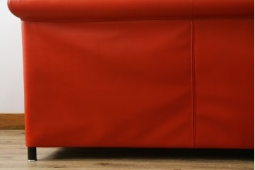 中古　美品　IDC大塚家具取り扱い　オーストリア　ヴィットマン(WITTMANN)　色鮮やかなレッドカラーが空間のアクセントになる2人掛けソファ　(R-054948)