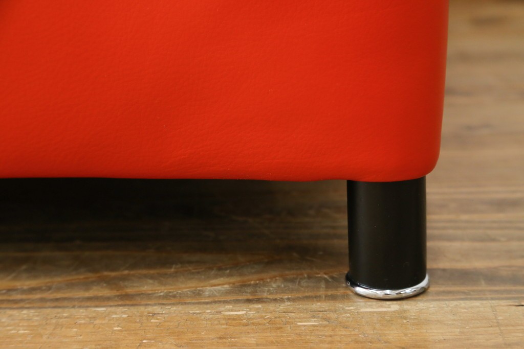 中古　美品　IDC大塚家具取り扱い　オーストリア　ヴィットマン(WITTMANN)　色鮮やかなレッドカラーが空間のアクセントになる2人掛けソファ　(R-054948)
