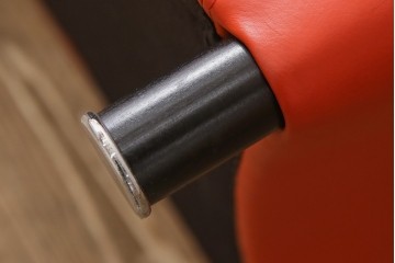 中古　美品　IDC大塚家具取り扱い　オーストリア　ヴィットマン(WITTMANN)　色鮮やかなレッドカラーが空間のアクセントになる2人掛けソファ　(R-054948)