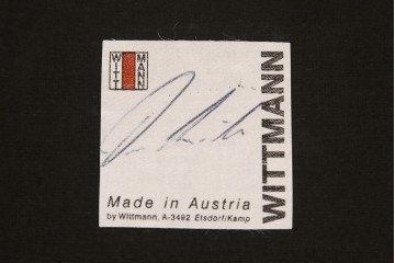 中古　美品　IDC大塚家具取り扱い　オーストリア　ヴィットマン(WITTMANN)　色鮮やかなレッドカラーが空間のアクセントになる2人掛けソファ　(R-054948)