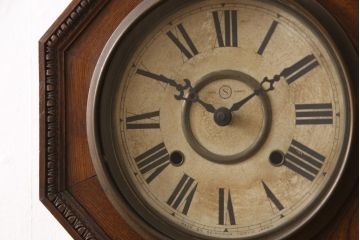アンティーク時計　大正期〜昭和初期　精工舎(SEIKOSHA、セイコー)　電池式　8DAY　浮き彫りがクラシカルな雰囲気を高める柱時計(壁掛け時計、古時計、八角時計)(R-054985)