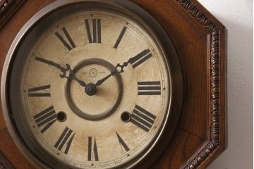 アンティーク時計　大正期〜昭和初期　精工舎(SEIKOSHA、セイコー)　電池式　8DAY　浮き彫りがクラシカルな雰囲気を高める柱時計(壁掛け時計、古時計、八角時計)(R-054985)