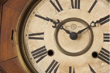 アンティーク時計　大正期〜昭和初期　精工舎(SEIKOSHA、セイコー)　電池式　8DAY　浮き彫りがクラシカルな雰囲気を高める柱時計(壁掛け時計、古時計、八角時計)(R-054985)