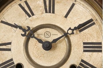 アンティーク時計　大正期〜昭和初期　精工舎(SEIKOSHA、セイコー)　電池式　8DAY　浮き彫りがクラシカルな雰囲気を高める柱時計(壁掛け時計、古時計、八角時計)(R-054985)