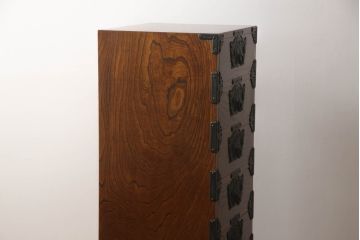 中古　美品　岩谷堂箪笥　こだわりの意匠が目を引く縦型チェスト(整理箪笥、引き出し、和たんす)(R-054992)