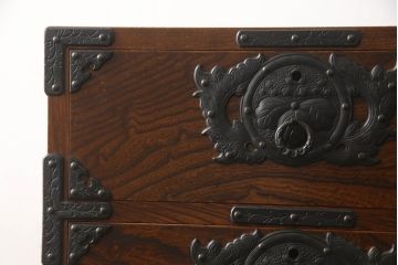 中古　美品　岩谷堂箪笥　こだわりの意匠が目を引く縦型チェスト(整理箪笥、引き出し、和たんす)(R-054992)