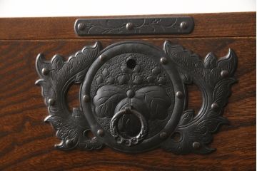 中古　美品　岩谷堂箪笥　こだわりの意匠が目を引く縦型チェスト(整理箪笥、引き出し、和たんす)(R-054992)