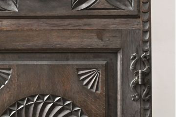 和製　希少ビンテージ　神戸洋家具　細やかな彫刻が素晴らしいキャビネット(収納棚、戸棚、食器棚、ヴィンテージ)(ぺザントアート)(R-055007)
