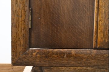 イギリスアンティーク　オーク材　凝ったデザインが目を引くサイドボード(キャビネット、収納棚、戸棚)(R-055010)