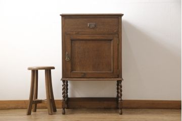 イギリスアンティーク　凝った脚のつくりが目を引くサイドキャビネット(戸棚、収納棚)(R-055025)