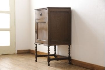 イギリスアンティーク　凝った脚のつくりが目を引くサイドキャビネット(戸棚、収納棚)(R-055025)