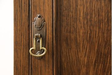 イギリスアンティーク　凝った脚のつくりが目を引くサイドキャビネット(戸棚、収納棚)(R-055025)