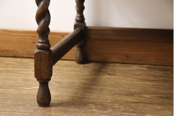 イギリスアンティーク　凝った脚のつくりが目を引くサイドキャビネット(戸棚、収納棚)(R-055025)