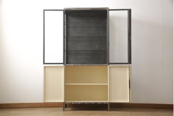 中古　アンティーク調　無骨な雰囲気が目を引くメタルキャビネット(飾り棚、ガラスケース、陳列棚、収納棚)(R-055028)