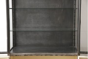 中古　アンティーク調　無骨な雰囲気が目を引くメタルキャビネット(飾り棚、ガラスケース、陳列棚、収納棚)(R-055028)