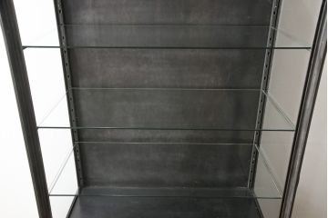 中古　アンティーク調　無骨な雰囲気が目を引くメタルキャビネット(飾り棚、ガラスケース、陳列棚、収納棚)(R-055028)
