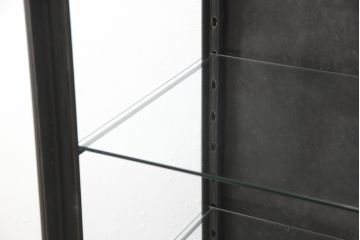 中古　アンティーク調　無骨な雰囲気が目を引くメタルキャビネット(飾り棚、ガラスケース、陳列棚、収納棚)(R-055028)